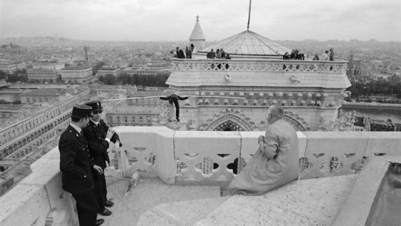 Ar fi putut deveni piftie! Momentul fabulos și uitat din istoria catedralei Notre Dame! Philippe Petit a mers pe sârmă, între turnuri - Galerie foto