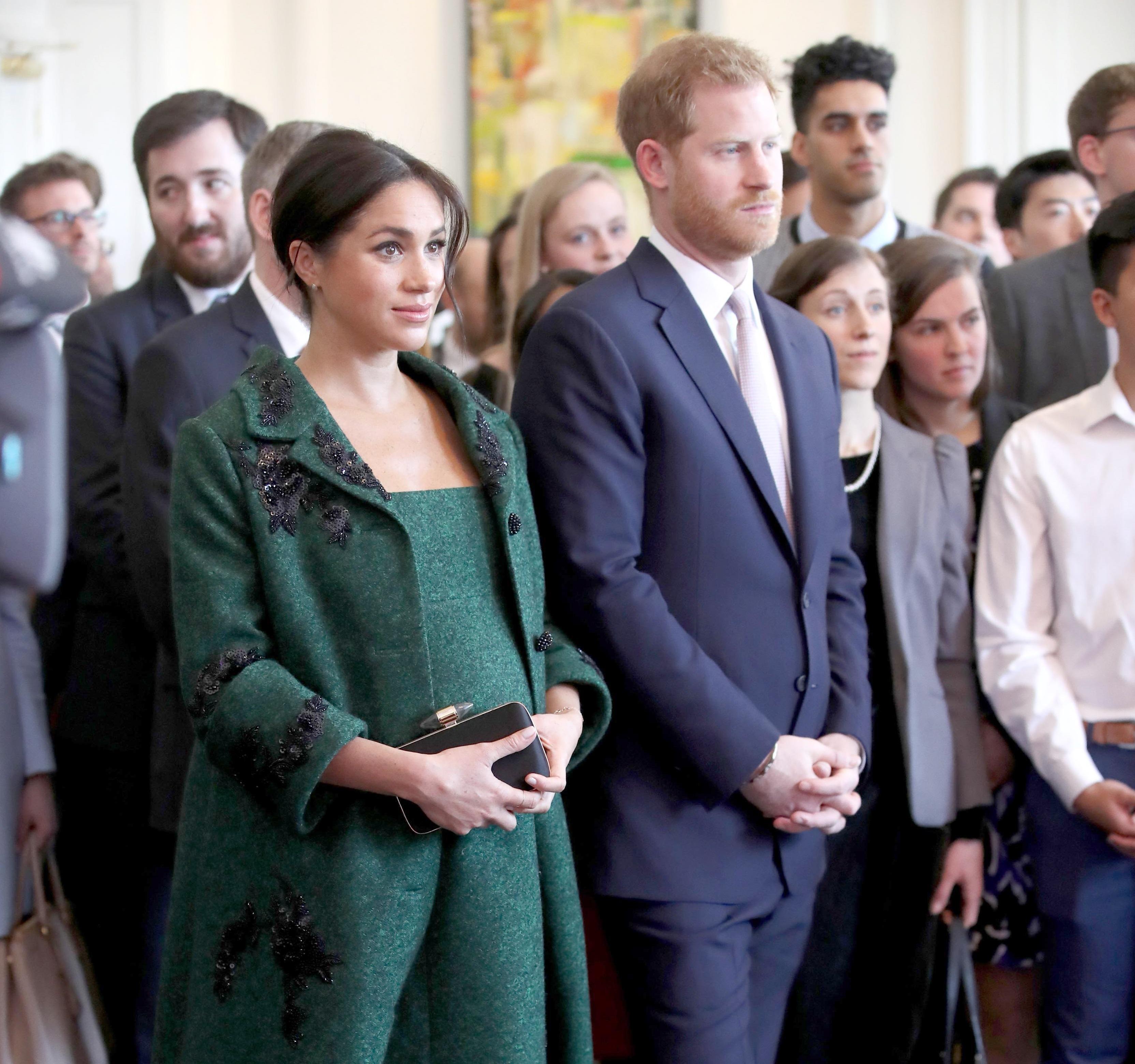 Meghan Markle, gest sfidător fără precedent &icirc;n familia regală! Ce se va &icirc;nt&acirc;mpla după nașterea copilului ei și pe ce va cheltui o avere