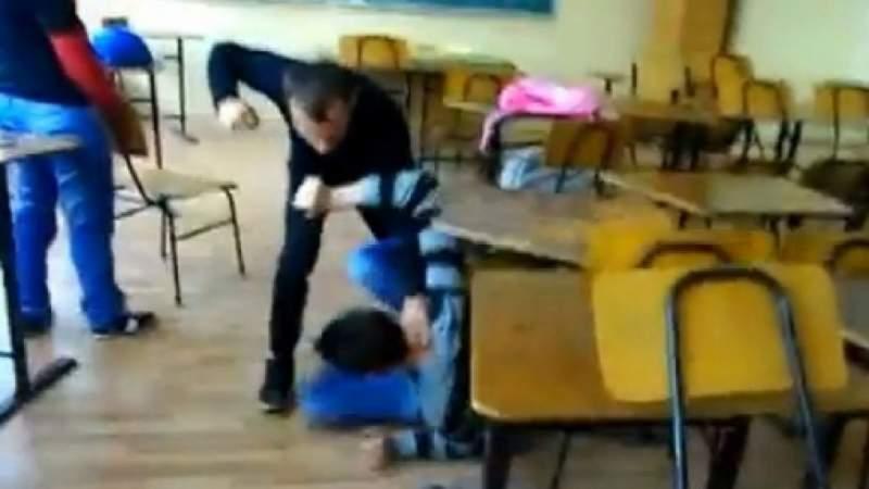 Ce pedeapsă a primit profesorul care și-a bătut un elev, după ce a refuzat să facă semnul crucii