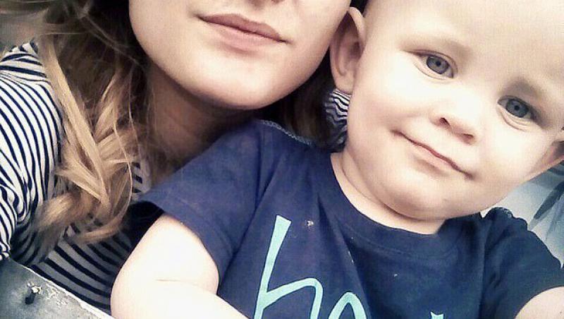 Copil de doi ani, găsit mort după ce a fost abandonat de mamă în casă, timp de nouă zile! Femeia a vrut să se distreze cu iubitul ei