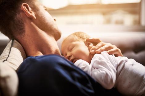 Nu dormiți cu bebelușii! Un tată a trăit drama vieții lui, după ce s-a trezit cu nou-născutul mort în brațele lui