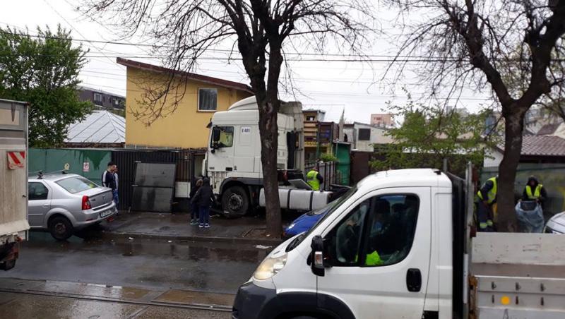 Un TIR a făcut prăpăd în București! A lovit mai multe mașini și imobile (FOTO)