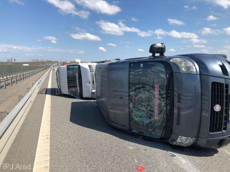 Ultimă oră! Un microbuz cu pasageri s-a răsturnat pe autostradă, după ce a explodat un cauciuc! Atenție, imagini tulburătoare - Foto