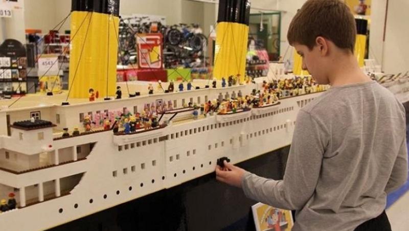 Un copil cu autism a construit din piese Lego cea mai impresionantă replică din lume a Titanicului