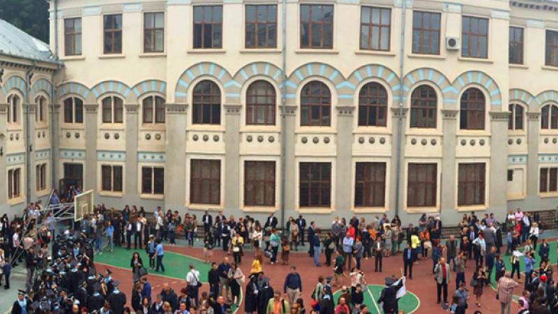 Ce s-a &icirc;nt&acirc;mplat cu elevii și profesorii care au intrat &icirc;n contact direct cu adolescenta de la &rdquo;Gheorghe Lazăr&rdquo;! Anunțul făcut de Ministerul Sănătății