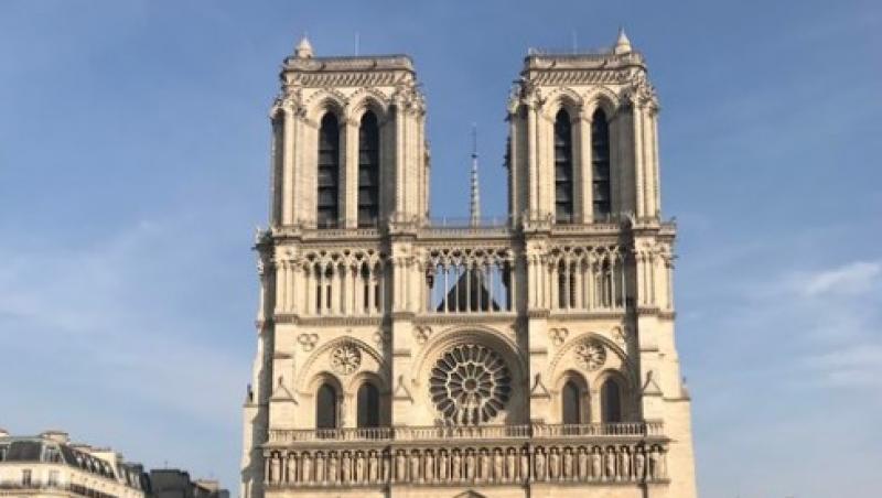 Cine este bărbatul care apare în fotografia virală de la Notre Dame? Sute de mii de oameni au pus umărul la găsirea lui