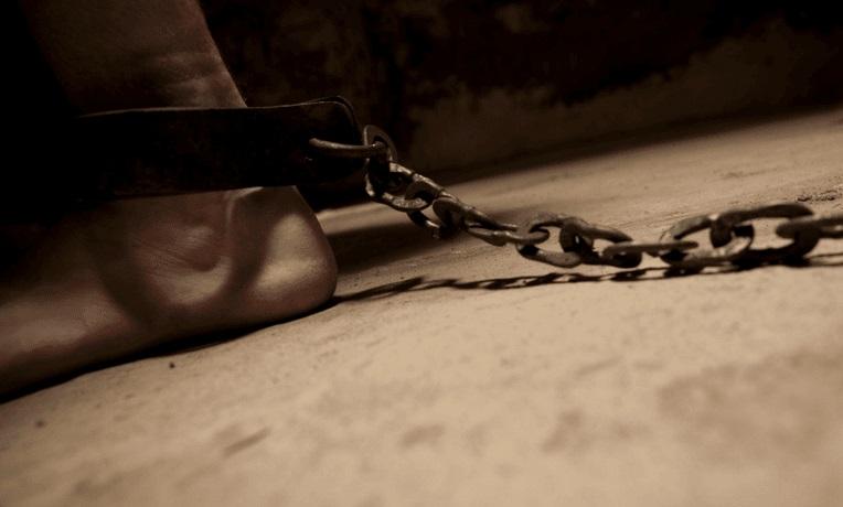 &bdquo;Bună ziua! Surorile mele sunt &icirc;n lanțuri chiar acum&rdquo;. Apelul unei fetițe la numărul de urgență &icirc;ți va da fiori pe șira spinării