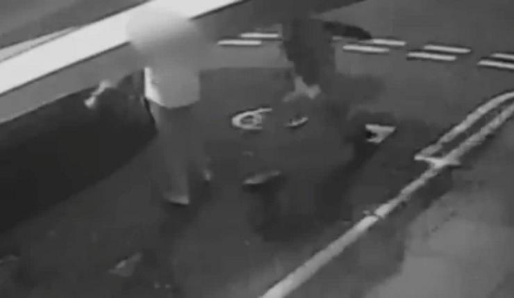 Au trebuit să &icirc;i scoată dinții din plăm&acirc;ni, după ce a fost făcut knock-out! Un student, atacat mișelește, pe stradă. Imagini &icirc;nfiorătoare - Video