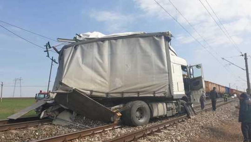Accident cumplit în Ialomița! Locomotiva unui tren de marfă a deraiat, după ce a lovit un TIR - Foto