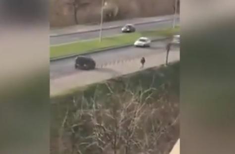 A condus pe contrasens &icirc;n Galați și a pus &icirc;n pericol vieți! A fost filmat totul! Ce pedeapsă riscă șoferul inconștient - Video