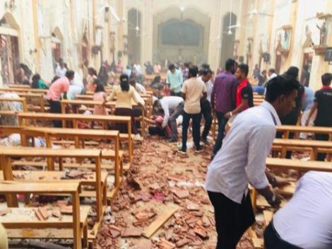 Atentate cu bombă în trei Biserici din Sri Lanka. Filmul evenimentelor cu cel puțin 100 de morți. Oamenii participau la slujba de Paște