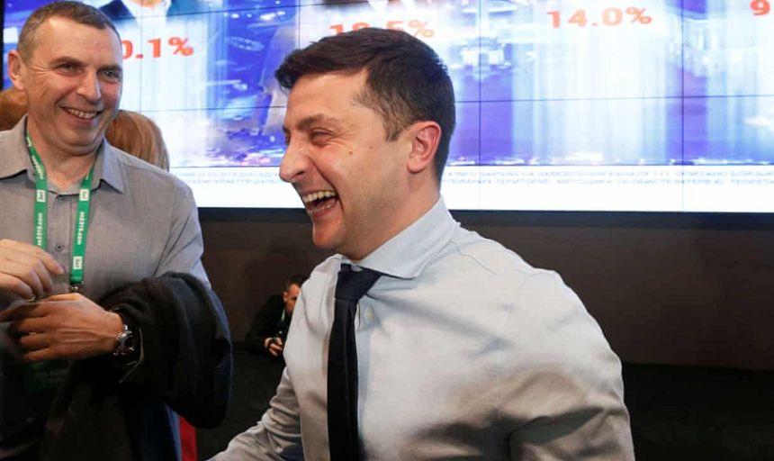 Alegeri &icirc;n Ucraina: Comediantul Zelenski se află pe primul loc cu 73%. Poroşenko recunoaşte &icirc;nfr&acirc;ngerea