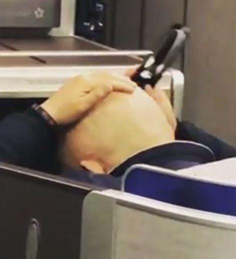 Imagini revoltătoare surprinse la bordul unei aeronave, la clasa business! Un bărbat s-a ras &icirc;n cap, &icirc;n fața celorlalți pasageri