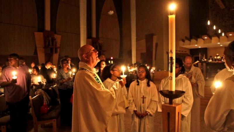 Cum vine lumina de Paște la catolici și ce este diferit față de tradiția ortodoxă