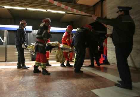 Sinucidere la metrou! O femeie a murit după ce s-a aruncat în fața trenului la stația Gorjului