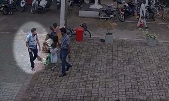 Atacator sinucigaș, surprins de camerele de supraveghere &icirc;nainte de a detona o bombă! 310 persoane au murit &icirc;n urma atacurilor din Sri Lanka