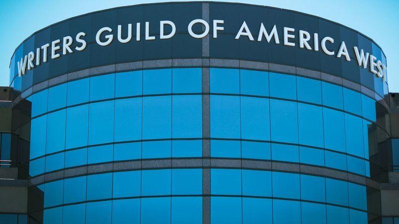 Peste 7.000 de scenarişti de la Hollywood şi-au concediat impresarii