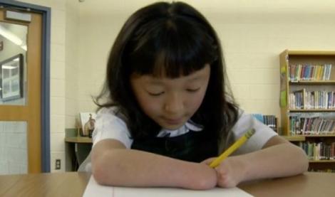 Nu are mâini, dar a câștigat un concurs de caligrafie! O elevă de 10 ani a uimit întreaga lume - Foto