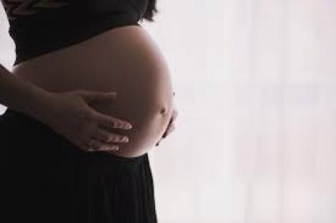 O tânără însărcinată a explicat de ce își va da copilul spre adopție, iar mesajul ei este cutremurător! „Cred că merită asta”