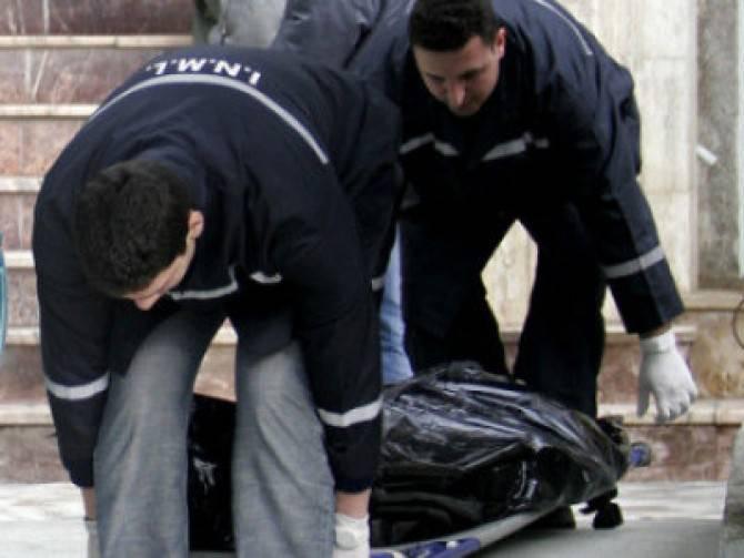 Vecinii au simțit mirosul de cadavru &icirc;n putrefacție! Mamă și fiu, găsiți morți, cu urme de violență de corp
