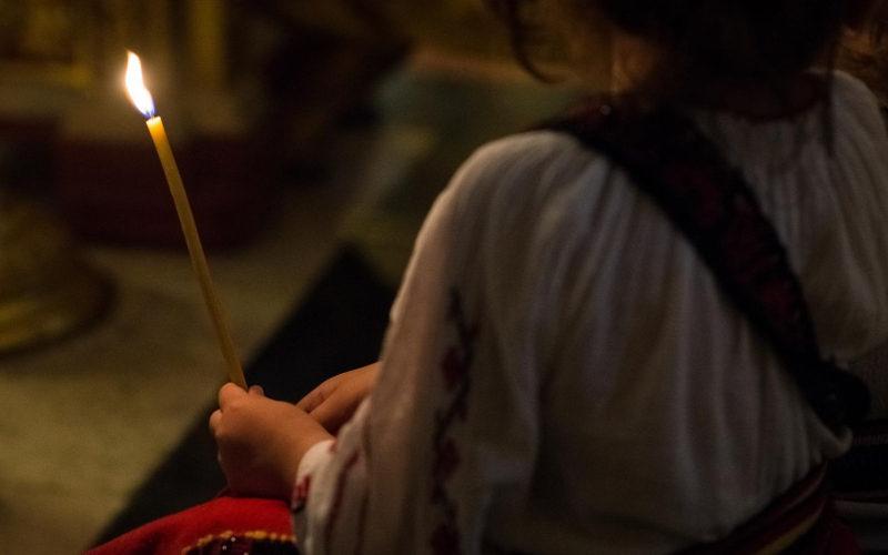 Rostește această rugăciune dacă ești &icirc;n necaz. Preoții spun că, alături de o lum&acirc;nare aprinsă, face minuni