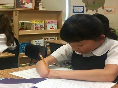 ”Nu mi se pare deloc greu, am exersat mult!” O fetiță de zece ani a câștigat un concurs de scris, deși nu are mâini