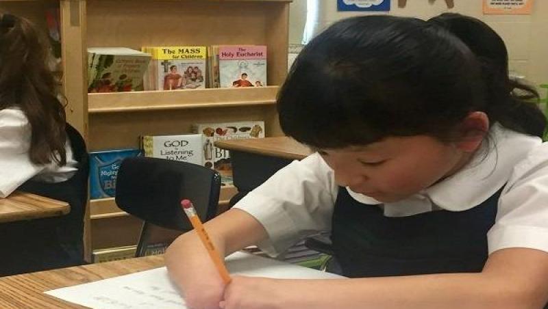 ”Nu mi se pare deloc greu, am exersat mult!” O fetiță de zece ani a câștigat un concurs de scris, deși nu are mâini