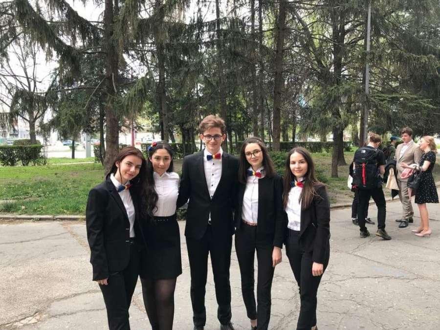Pe ei cine &icirc;i susține? Cine sunt cei 5 elevi campioni care ne vor reprezenta țara la Campionatul Mondial de Dezbateri Academice