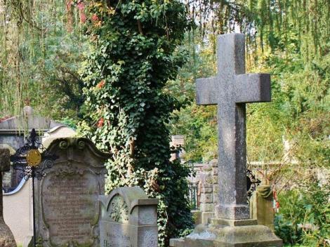 Copilul a murit de peste 100 de ani, dar la mormânt apare zilnic un obiect ce-i înfioară pe localnici