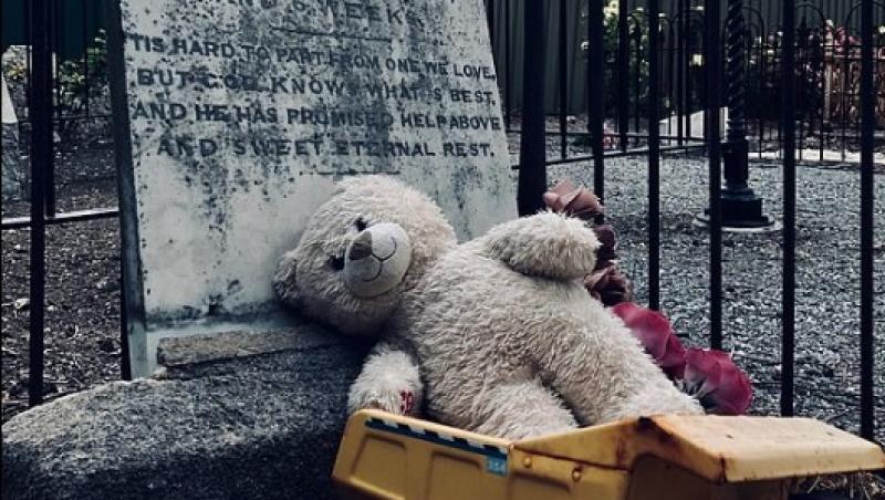 Copilul a murit de peste 100 de ani, dar la mormânt apare zilnic un obiect ce-i înfioară pe localnici