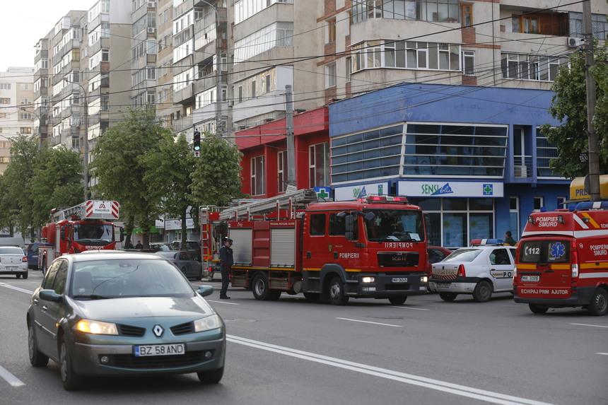 Incendiu &icirc;ntr-un bloc din Buzău! Un bărbat a fost găsit mort de pompieri. De la ce a pornit focul