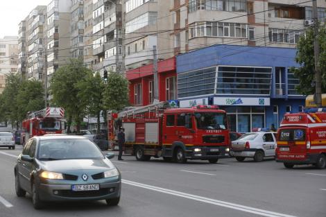 Incendiu într-un bloc din Buzău! Un bărbat a fost găsit mort de pompieri. De la ce a pornit focul