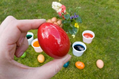 De ce nu e bine să vopsești ouăle în Vinerea Mare
