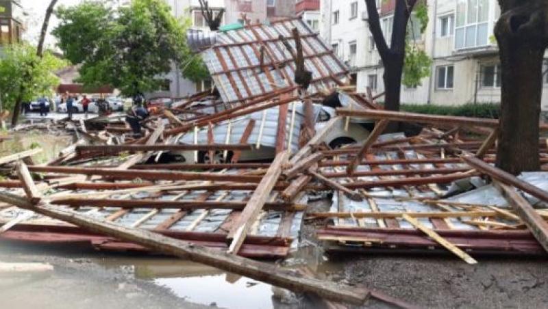 A fost potop la Timișoara! Furtuna a lăsat în urmă copaci rupti și bucăți de acoperiș prăbușite pe mașini. Video