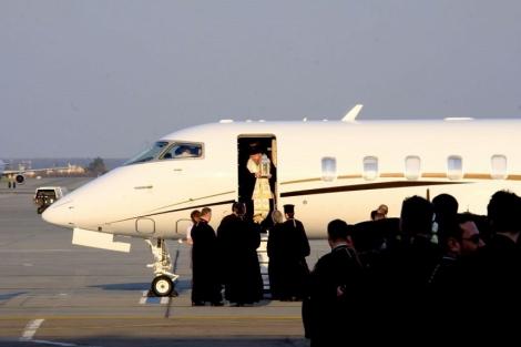 Lumina Sfântă de la Ierusalim a ajuns în România cu un avion special. Zeci de preoți o vor duce în Bisericile din toată țara