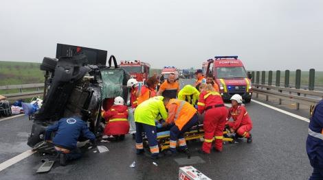 Microbuz cu zece pasageri, spulberat pe autostrada A1! Echipajele SMURD intervin la fața locului - Foto