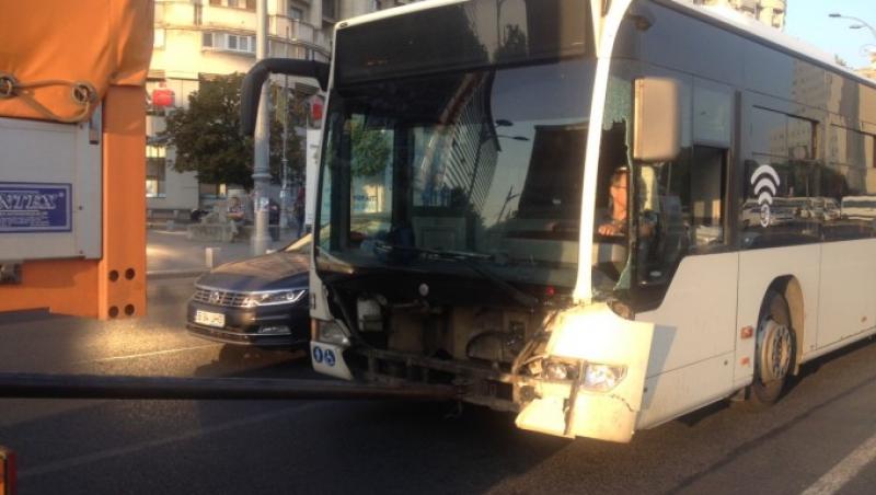 Un autobuz al STB a lovit mai multe mașini și a intrat într-un bloc, după ce a rămas fără frâne! Patru persoane au fost rănite! (VIDEO)