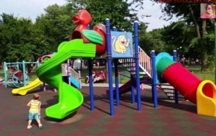 Copil ajuns de urgență la spital! Un băiețel de doi ani a pl&acirc;ns de durere după ce s-a urcat pe un tobogan. Ce a descoperit mama micuțului