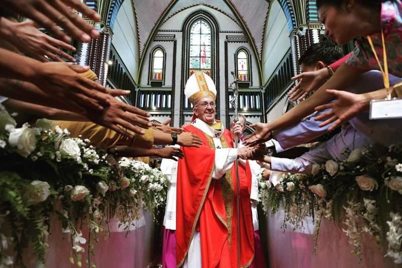 Papa Francisc &icirc;n Rom&acirc;nia. Mai mulți bani pentru vizita Papei la București