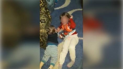 Scene de coșmar în Galați! Un tată se filmează în timp ce își bate cei doi copilași, fără milă: "Băi, vă omor, băi bulangiilor". Imagini video cu puternic impact emoțional