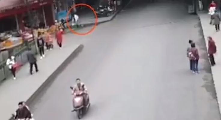 Și-a aruncat bebelușul la gunoi, pe stradă, și a plecat! Momentul a fost filmat de o cameră de supraveghere. Video