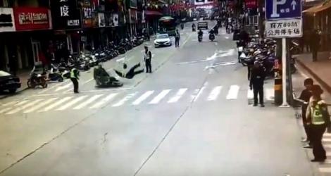 Un polițist, lovit de o motocicletă, în timp ce dirija circulația! Atenție, imagini șocante – Video