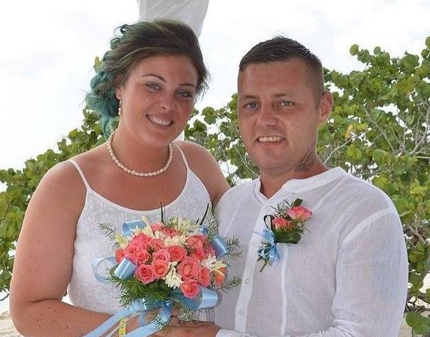 S-au &icirc;ntors din luna de miere și au fost arestați. Polițiștii i-au &icirc;ncătușat imediat