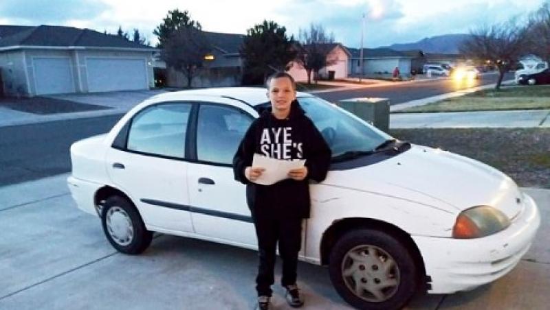 Un băiat de 13 ani și-a vândut consola de jocuri și a muncit prin cartier, ca să ia mamei sale o mașină! Ce reacție a avut femeia