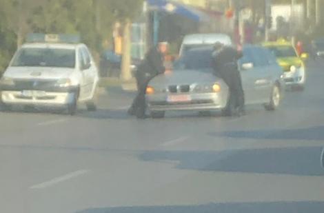 Poliţist luat pe capota maşinii de un şofer din Iași, după ce l-a oprit. S-au tras focuri de armă