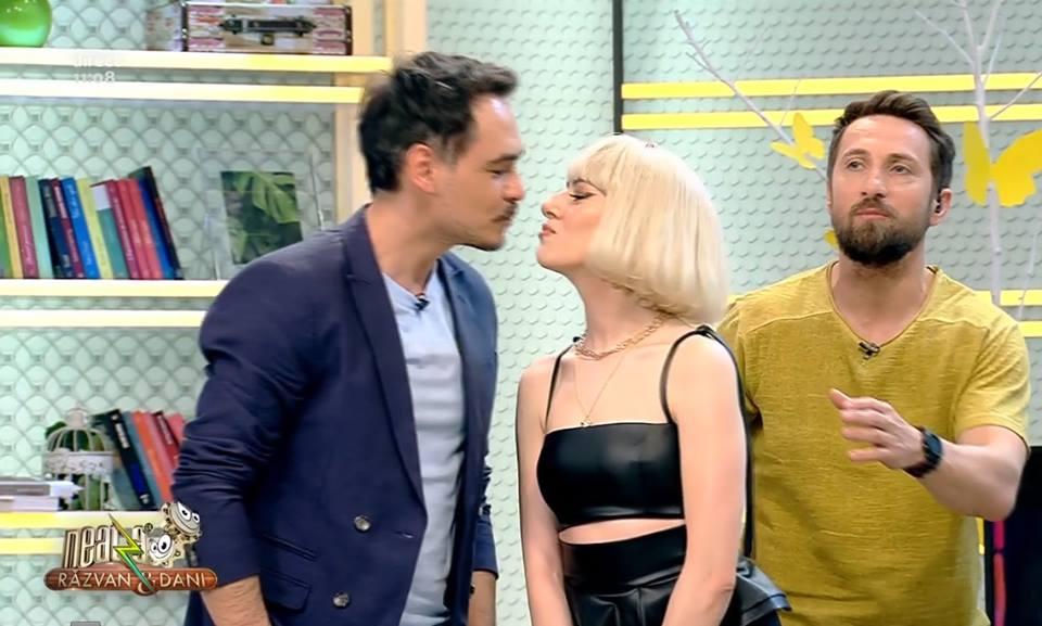 Asta e... ea! Lidia Buble l-a sărutat &icirc;n direct pe Răzvan Simion. Dani Oțil, reacție de milioane!