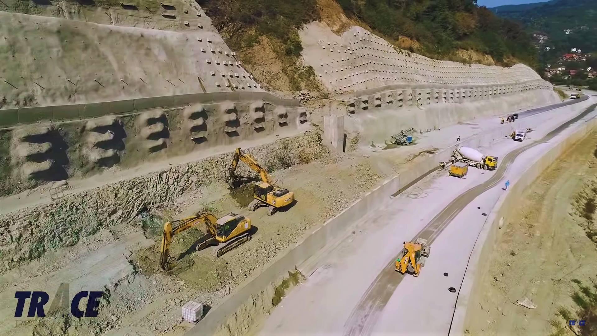 Rom&acirc;nii privesc cu indivie noul drum de viteză al vecinilor s&acirc;rbi. Serbia a construit o autostradă prin munţi, fără bani de la UE