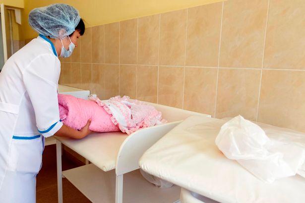 Un bebeluș, &icirc;n agonie, din cauza unei asistente! Părinții fetiței au riscat 20 de ani de &icirc;nchisoare pe nedrept. &bdquo;Femeia asta ne r&acirc;de &icirc;n nas&rdquo;