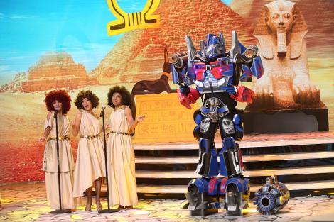 E de „X Factor”! Optimus Prime, robotul extraterestru, a cântat „Rivers of Babylon”, printre piramide!