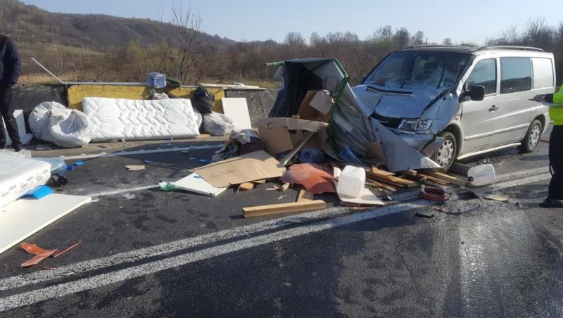 Accident grav la Sibiu! O mașină și un microbuz s-au ciocnit și zeci de obiecte s-au împrăștiat pe drum (FOTO)